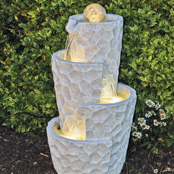 Moderner Spiralbrunnen Meo mit rollender Glaskugel, Pumpe und LED-Beleuchtung