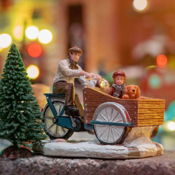 Familie mit Lastenrad (batteriebetrieben)